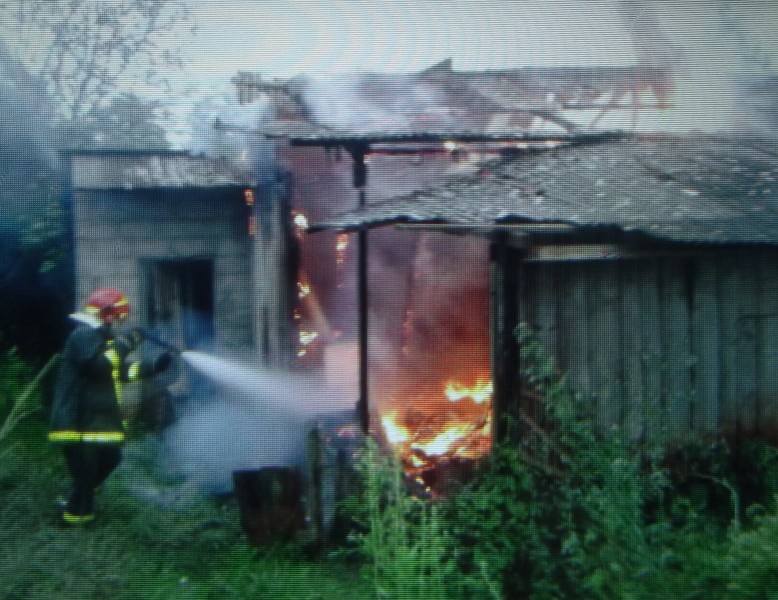 Incêndio destrói casa de madeira em Tapejara