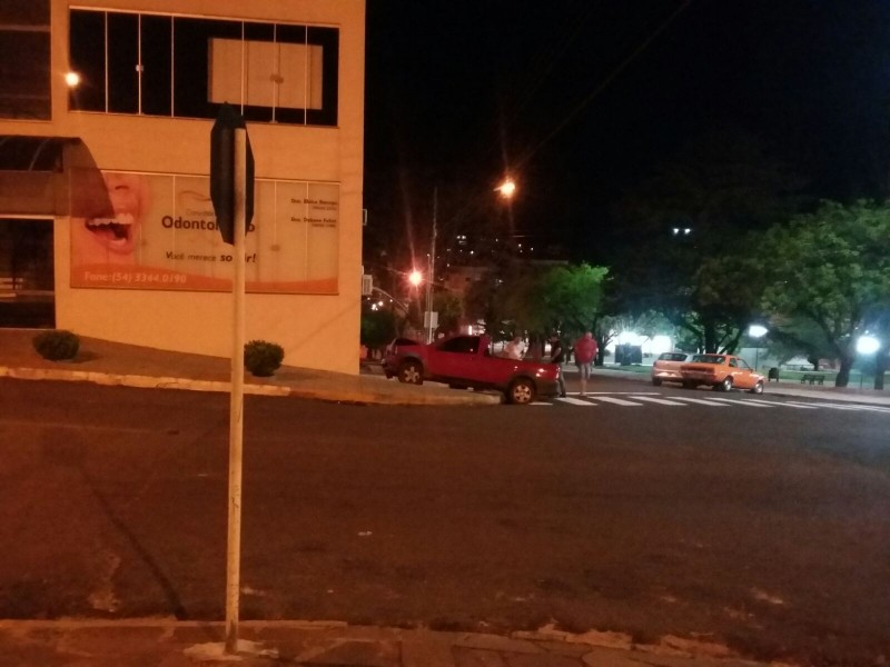 Veículo chocou-se contra prédio após acidente de trânsito no centro de Tapejara