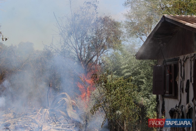 Fogo em vegetação atinge casa junto ao silo da Cotrijal em Tapejara
