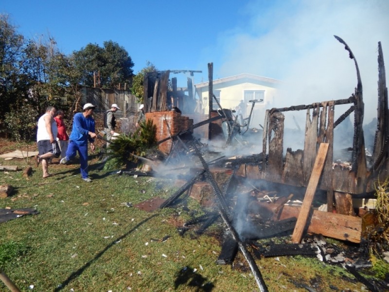 Incêndio destrói residência em Coxilha