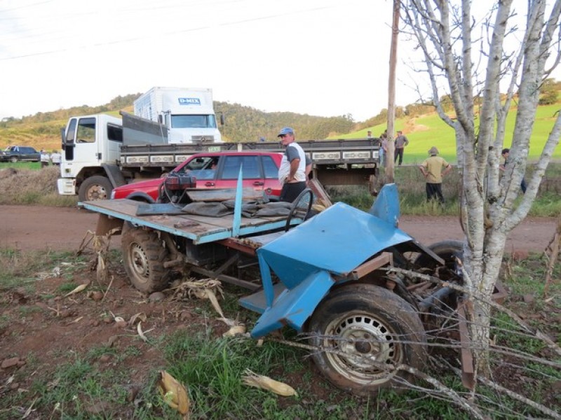 Acidente entre caminhão e veículo artesanal causa uma morte no RS