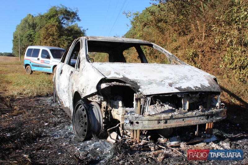 Carro queimado foi encontrado na estrada entre Tapejara e Água Santa
