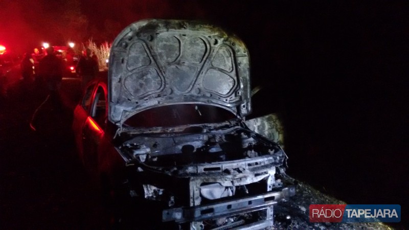Corpo de homem localizado junto a carro incendiado em Tapejara