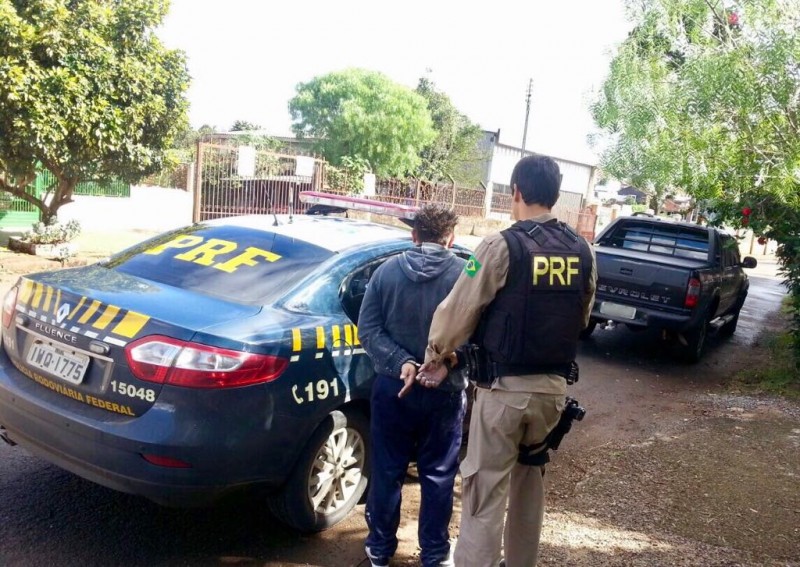 PRF prende motorista armado com pistola na BR 153