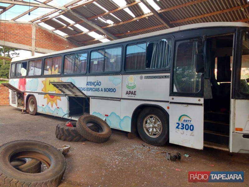 Ônibus doado a APAE, sofre atos de vandalismo