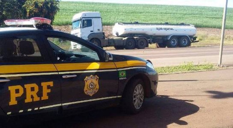  PRF flagra transporte irregular de óleo de soja de caminhão de Marau 