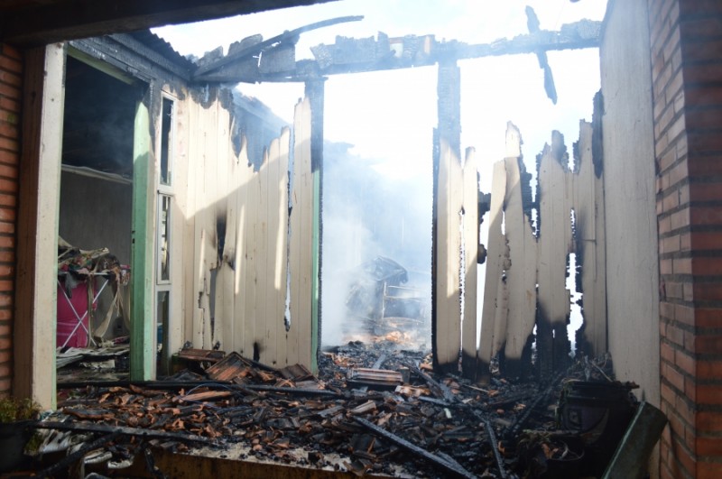 Incêndio destrói casa em bairro de Lagoa Vermelha