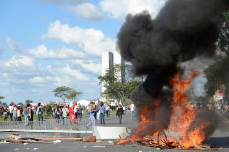Protesto em Brasília tem incêndio em ministérios