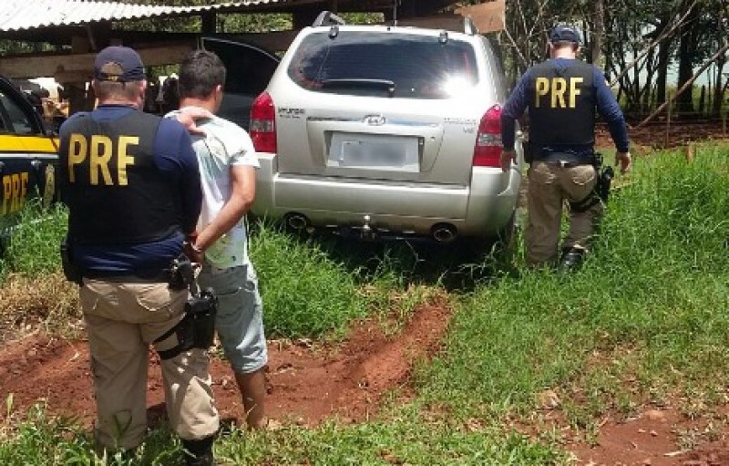 PRF prende três pessoas e recupera carro 