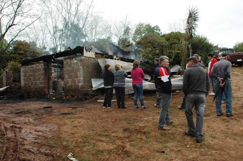 Corpo é encontrado amarrado e carbonizado em casa incendiada no interior de Gaurama