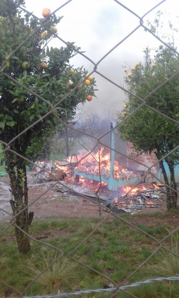 Incêndio destroi residência no interior de Barracão 