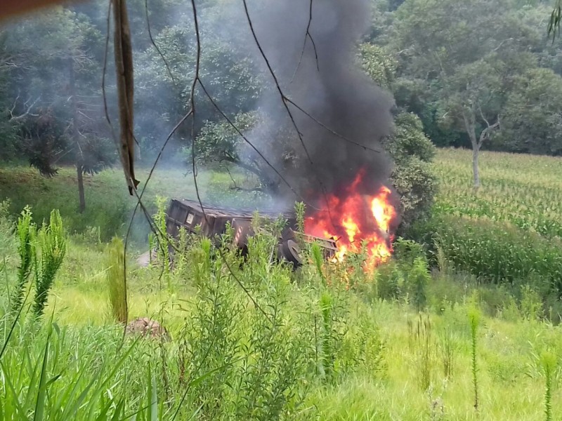 Caminhão de Erechim sai de pista e incendeia próximo a Usina Machadinho 