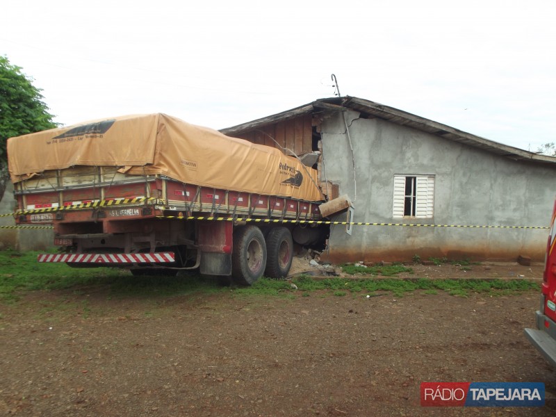 Caminhão invade residência em Tapejara