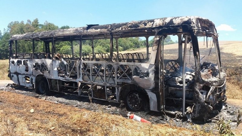 Ônibus escolar pega fogo no interior de Nova Prata