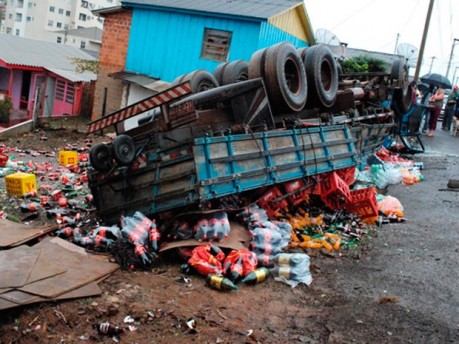 Caminhão de Tapejara tomba em Lagoa Vermelha